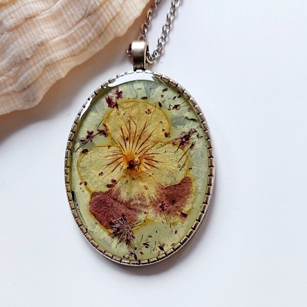 Camafeo con flores naturales