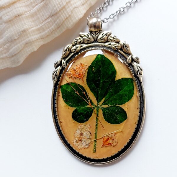 Colgante con flores naturales
